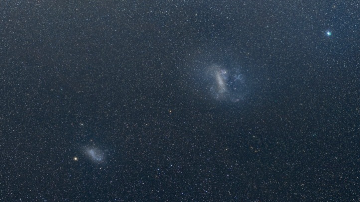Le Nubi di Magellano come appaiono (quasi) ad occhio nudo. La Grande Nube, in alto a destra e la Piccola Nube, in basso a sinistra