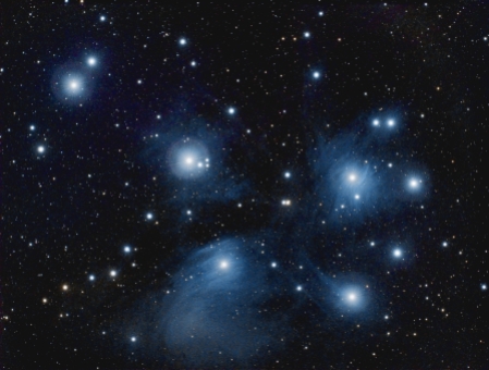M45, come appare dopo una lunga esposizione. Si noti la nebulosità attorno alle stelle maggiori.
