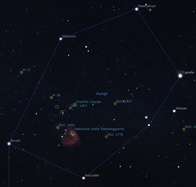 Auriga. Nel centro, lo Starfish Cluster, ovvero M38. Alla sua sinistra, M36. Proseguendo, ancora a sinistra, M37