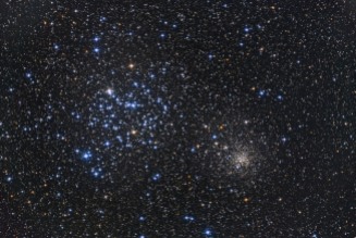 L'ammasso aperto M35, l'insieme di stelle azzurre sulla sinistra ed NGC 2158, un ulteriore ammasso aperto nelle vicinanze di quest'ultimo, più fitto e meno appariscente, in basso a destra. Foto di Dieter Willasch.