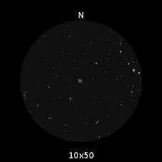 M36 nel campo visivo di un binocolo 10x50. Si intravedono stelle nella nebulosità biancastra.