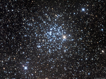 M52, lunga esposizione. Robert Gendler. In visuale è possibile identificare qualche stella in una nebulosità diffusa.
