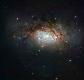 NGC 3597, il prodotto della collisione di due galassie, si sta trasformando in una galassia ellittica
