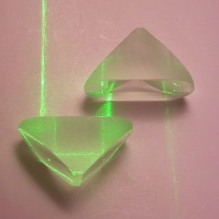 Due prismi di Porro ed un fascio di luce laser che li attraversa.