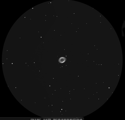 M57 a 277x, simulazione in scala di grigi (Stellarium)