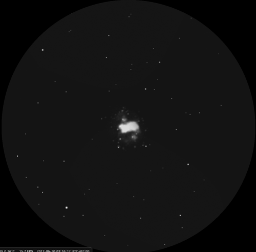 M76 a 277x. Simulazione in scala di grigi (Stellarium)