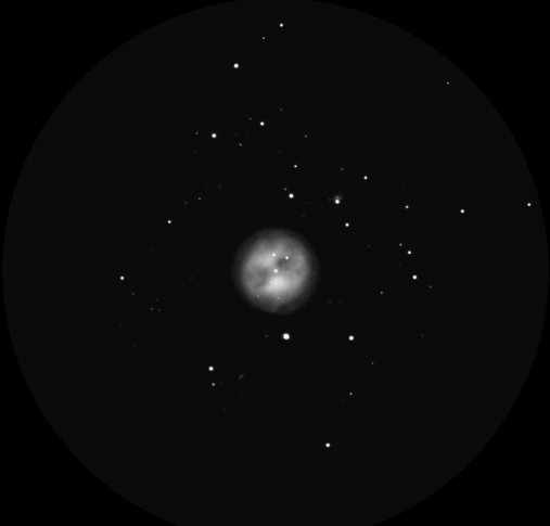M97 a 277x, simulazione in scala di grigi con Stellarium