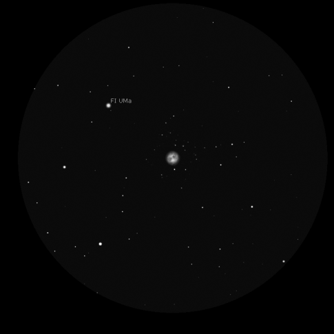 M97 a 59x, simulazione in scala di grigi con Stellarium